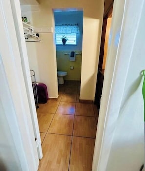 Bathroom - Modern 1BR Hollywood Studio - Enjoy Garden and BBQ (Hollywood)