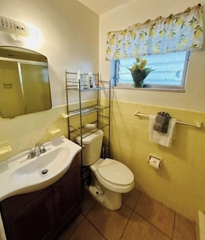 Bathroom - Modern 1BR Hollywood Studio - Enjoy Garden and BBQ (Hollywood)
