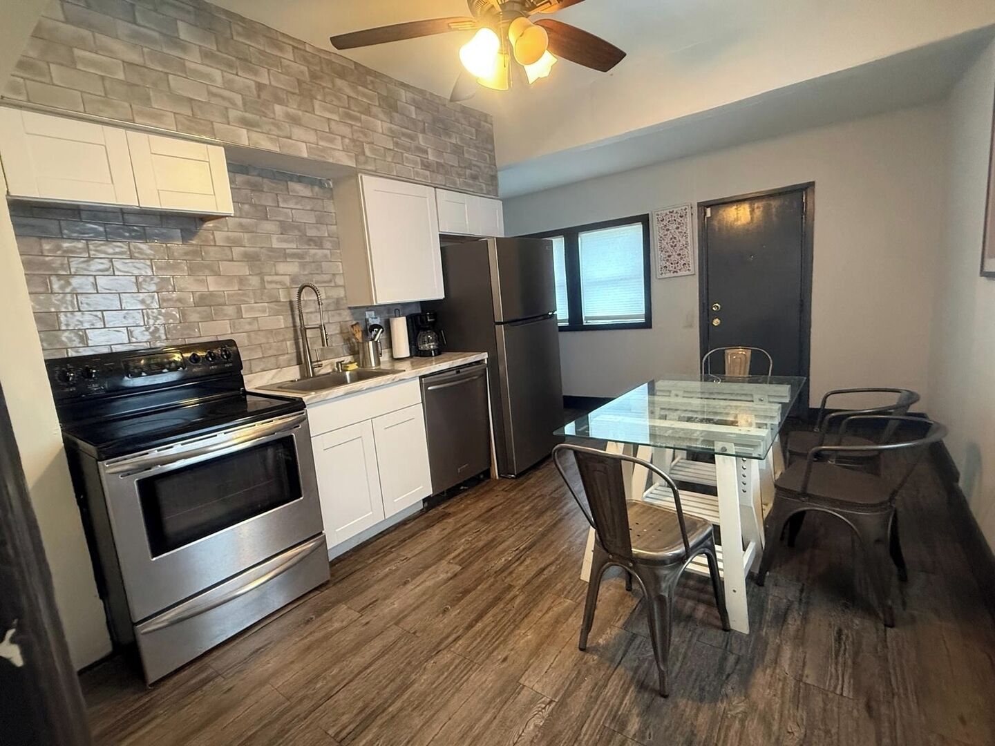 Fridge, oven, stovetop, coffee/tea maker