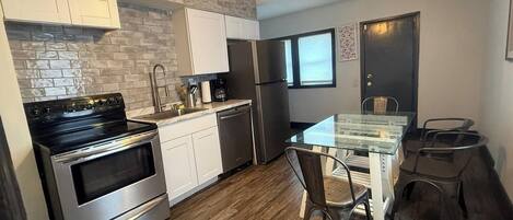 Fridge, oven, stovetop, coffee/tea maker