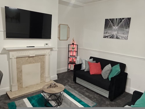 Spacious Leeds Home Sleeps 6 Free Parking