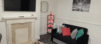 Spacious Leeds Home Sleeps 6 Free Parking
