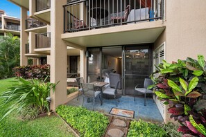 Outdoor dining - Kihei Ground Floor Unit: AC, Steps to Pool & Beach (Kihei)