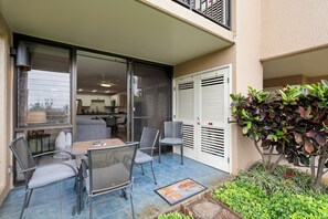 Outdoor dining - Kihei Ground Floor Unit: AC, Steps to Pool & Beach (Kihei)