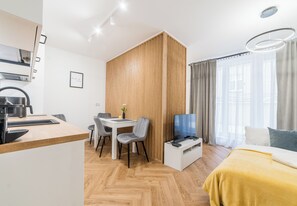 A modern room with a kitchen, dining area, and a bed. - Garbary Old Town Apartment #11 (Poznań)
