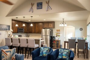 Dining - Relax & Unwind at Beautiful Canyon Lake - 3 Bedroom Home (Canyon Lake)