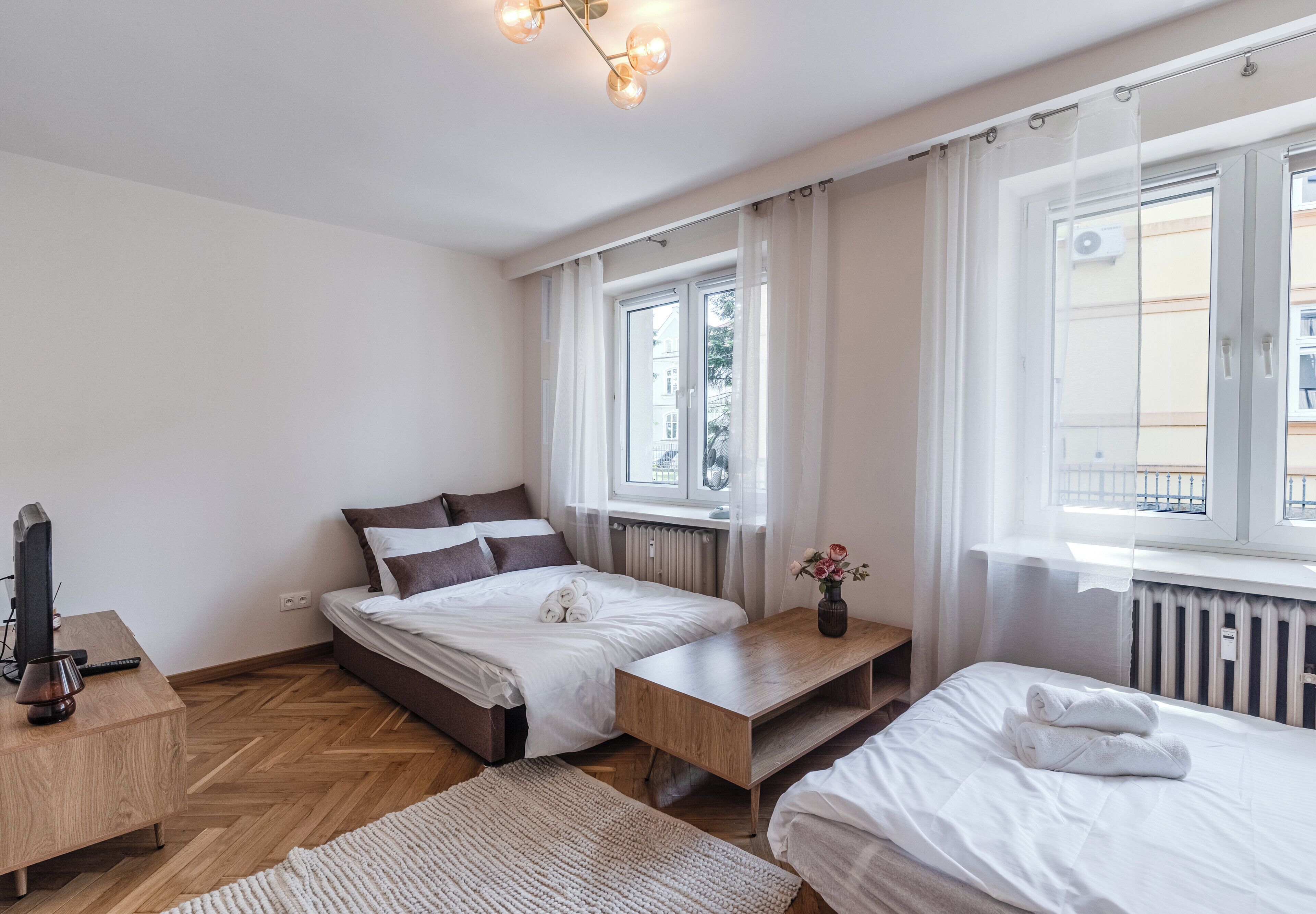 1 dormitorio, tabla de planchar con plancha, wifi y ropa de cama