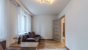 Een moderne woonkamer met een bank, een salontafel en een vloerkleed.