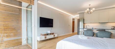 Iron/ironing board, WiFi, bed sheets