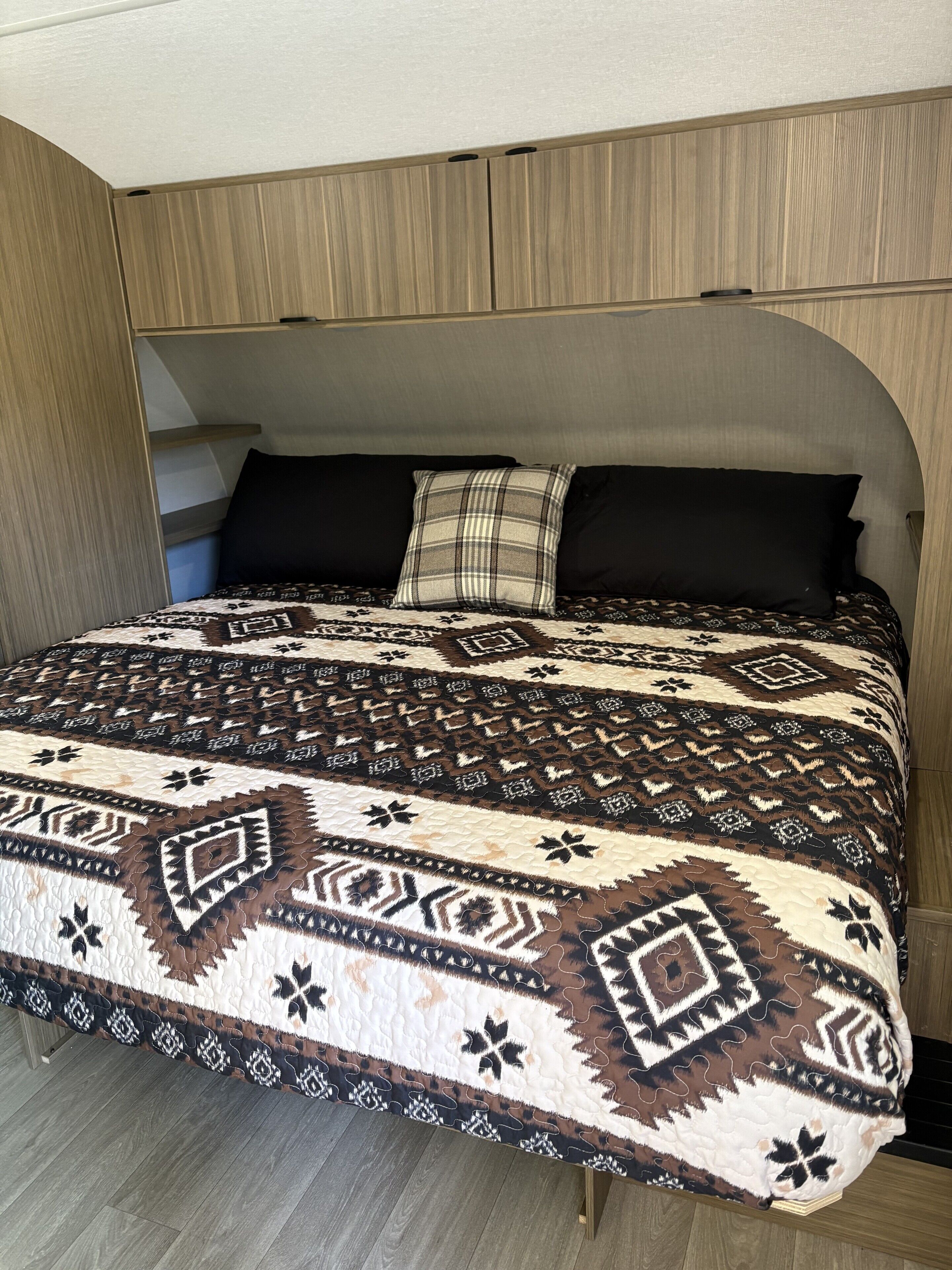 インターネット、ベッドシ  ーツ. Shave Lake Glamping Experience with King Bed near Peaceful Meadow. Walk to Town.