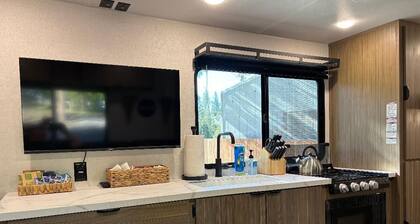 Glamping - King Bed - Walk to Town - Near Meadow