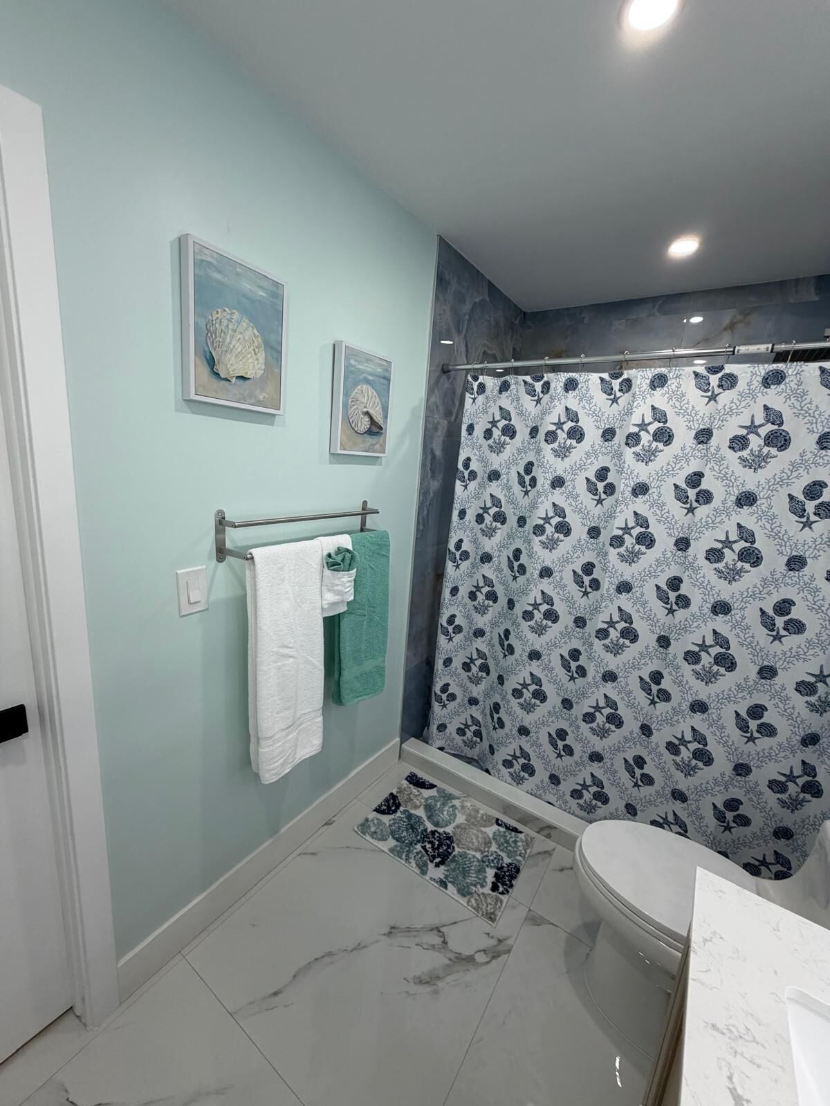 Douche, sèche-cheveux, serviettes fournies, savon