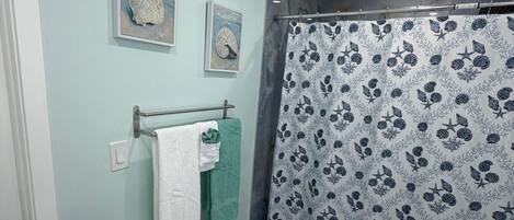 Douche, sèche-cheveux, serviettes fournies, savon
