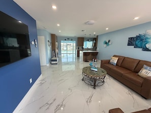 Living area - Renovated house with a pool, access to the gulf, and a boat lift (Cape Coral)
