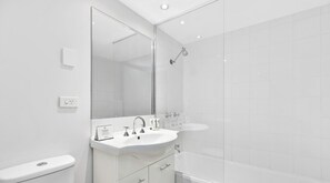 Bathroom - 1 Brm, Air Con, Parking, Wifi, Walk to City (Kangaroo Point)