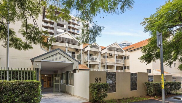 A multi-story residential building with balconies, a covered entrance, and a number '85' on the wall. - 1 Brm, Air Con, Parking, Wifi, Walk to City (Kangaroo Point)