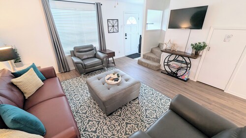 Sleep 6 • East Bernard • Stylish & Pet Friendly •