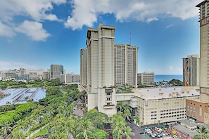 Ein Hochhaus-Hotel mit mehreren Etagen, einem Dachpool und Blick aufs Meer.