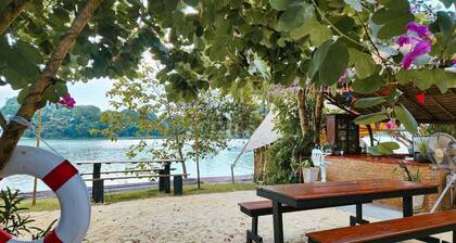 Private cozy riverside vacation house