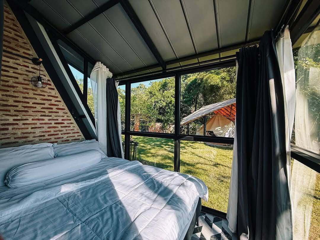 5 bedrooms, WiFi (free), bed sheets