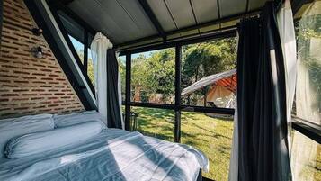 5 bedrooms, WiFi (free), bed sheets