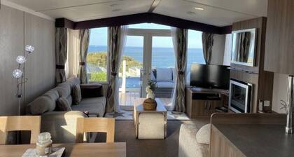 Cabin Sleeps 6 with Parking - Pets Welcome