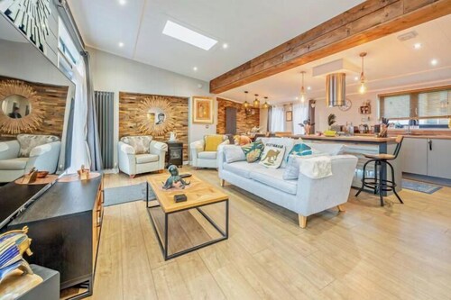 Lodge Sleeps 6 with Indoor Pool & Parking