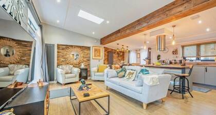 Lodge Sleeps 6 with Indoor Pool & Parking