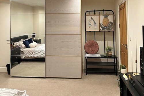 1 Bed Apartment Sleeps 2 - Free Parking on Request