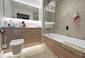 Ein modernes Badezimmer mit Dusche, Toilette und Waschtisch.
