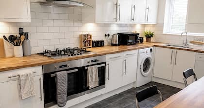 Double Rooms End Terrace Close to Kettering Town