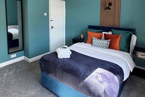 A bedroom with a bed, a mirror, a nightstand, and a door. - Central Hull, 3Br Contractors & Street Parking (Hull)
