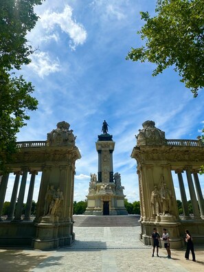 A grand entrance with classical columns and statues, leading to a central monument. - 1 bedroom apartment in Salamanca Madrid (Madrid)