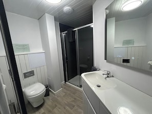 Douche, sèche-cheveux, serviettes fournies