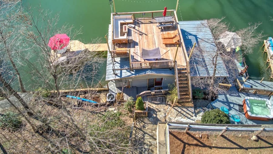 Cottage AND Tiny House on Lake Pontoon Available