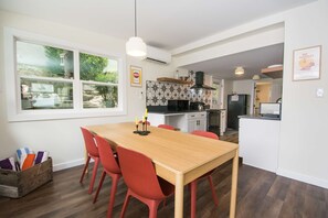 Una cocina moderna con armarios blancos, una estufa negra y una isla de madera.