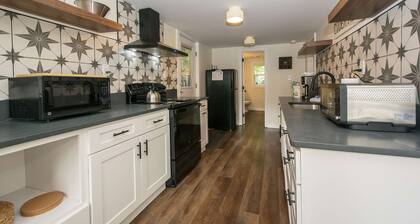 Dog Friendly Cottage on Lake Pontoon Available