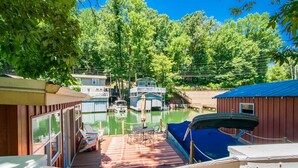 House | 2 bedrooms, Internet - Dog Friendly Cottage on Lake Pontoon Available (Lake Lure)