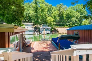 House | 2 bedrooms, Internet - Dog Friendly Cottage on Lake Pontoon Available (Lake Lure)