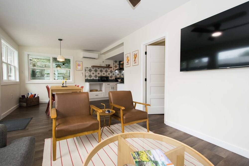 Dog Friendly Cottage on Lake Pontoon Available - Lake Lure, NC