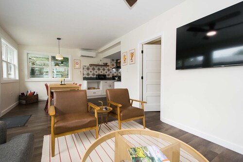 Dog Friendly Cottage on Lake Pontoon Available