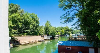 Dog Friendly Cottage on Lake Pontoon Available