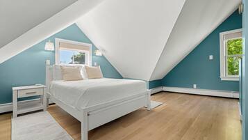 4 chambres, bureau, fer et planche à repasser, lit de bébé portatif
