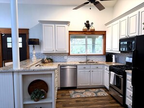 Private kitchen - Southlake Guest House with Refined Texas Charm -- Perfect for World Cup Matches (Grapevine)