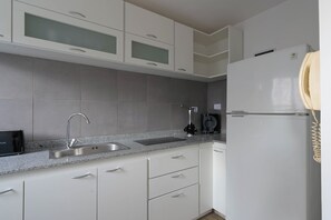 Studio | Dapur pribadi | Lemari es, microwave, kompor, dan peralatan masak/sendok-piring