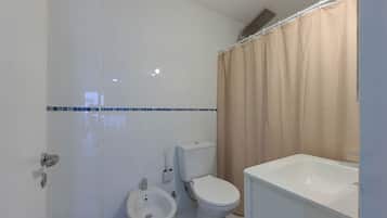 Studio | Badezimmer | Dusche, Handtücher, Seife, Shampoo