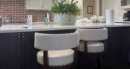 3-Bedroom Luxury Downtown Apartment- Walk to Centre, Hospital, restaurants