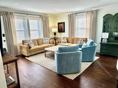 Luxury Apt- 3BR 2BA-Broadway BNB-Walk to Centre