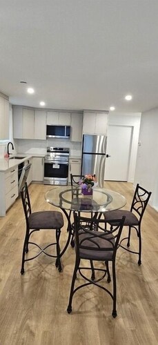 Modern: 2 BDR+Den for 5 Laundry, 75" TV  4min walk to shops Bus rout to downtown