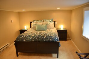 A bedroom with a bed, two bedside tables, and a window. - Spacious Family-Friendly Phinney Flat Near Zoo (Seattle)